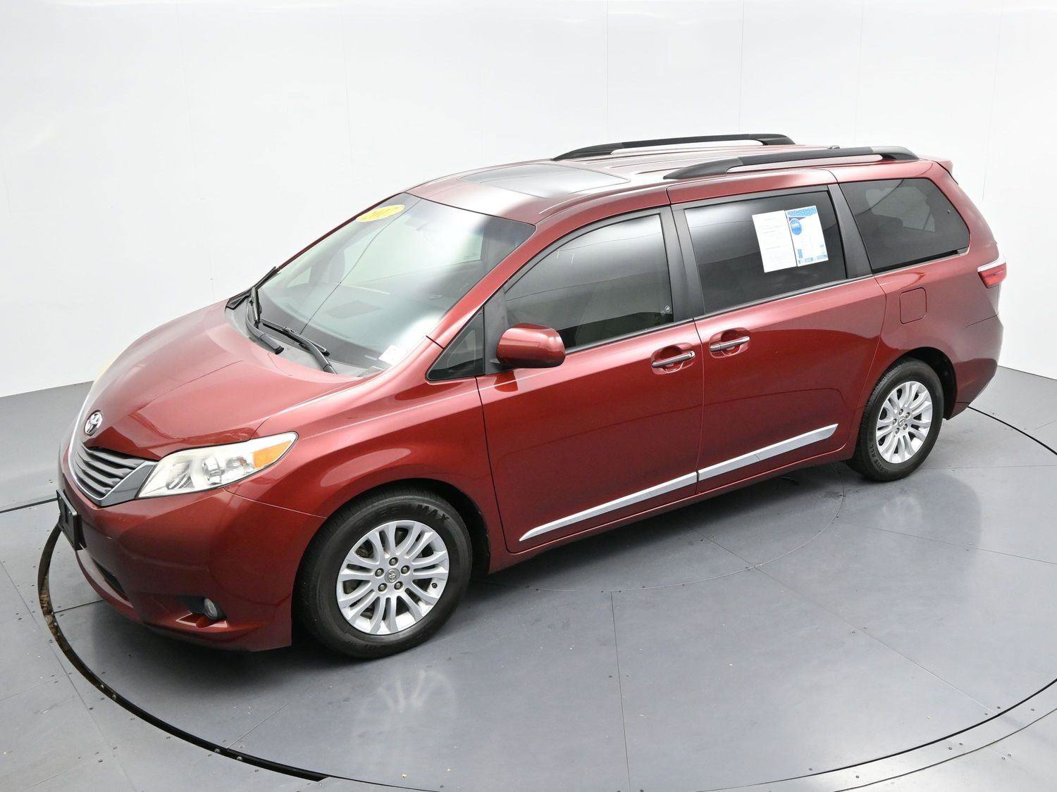 Used 2017 Toyota Sienna XLE w/ XLE Navigation Package FWD image 47