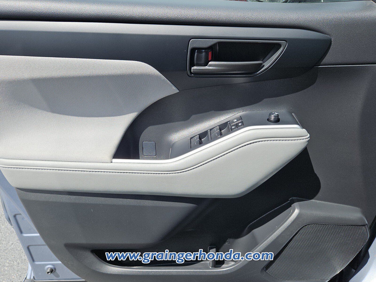 Used 2024 Toyota Highlander LE FWD image 23