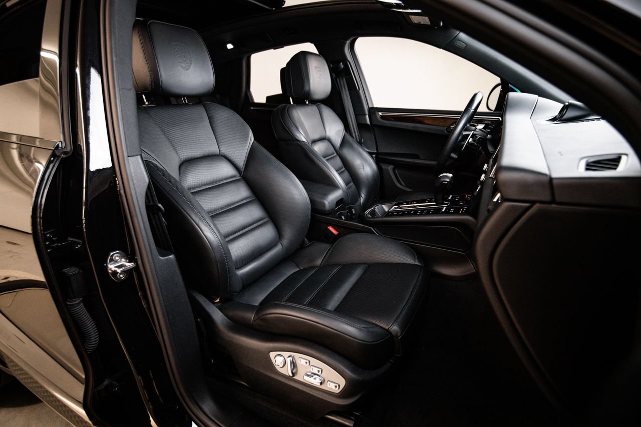 Certified 2023 Porsche Macan S AWD/4WD image 29