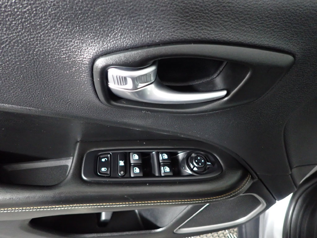 Used 2018 Jeep Compass Latitude w/ Cold Weather Group AWD/4WD image 19