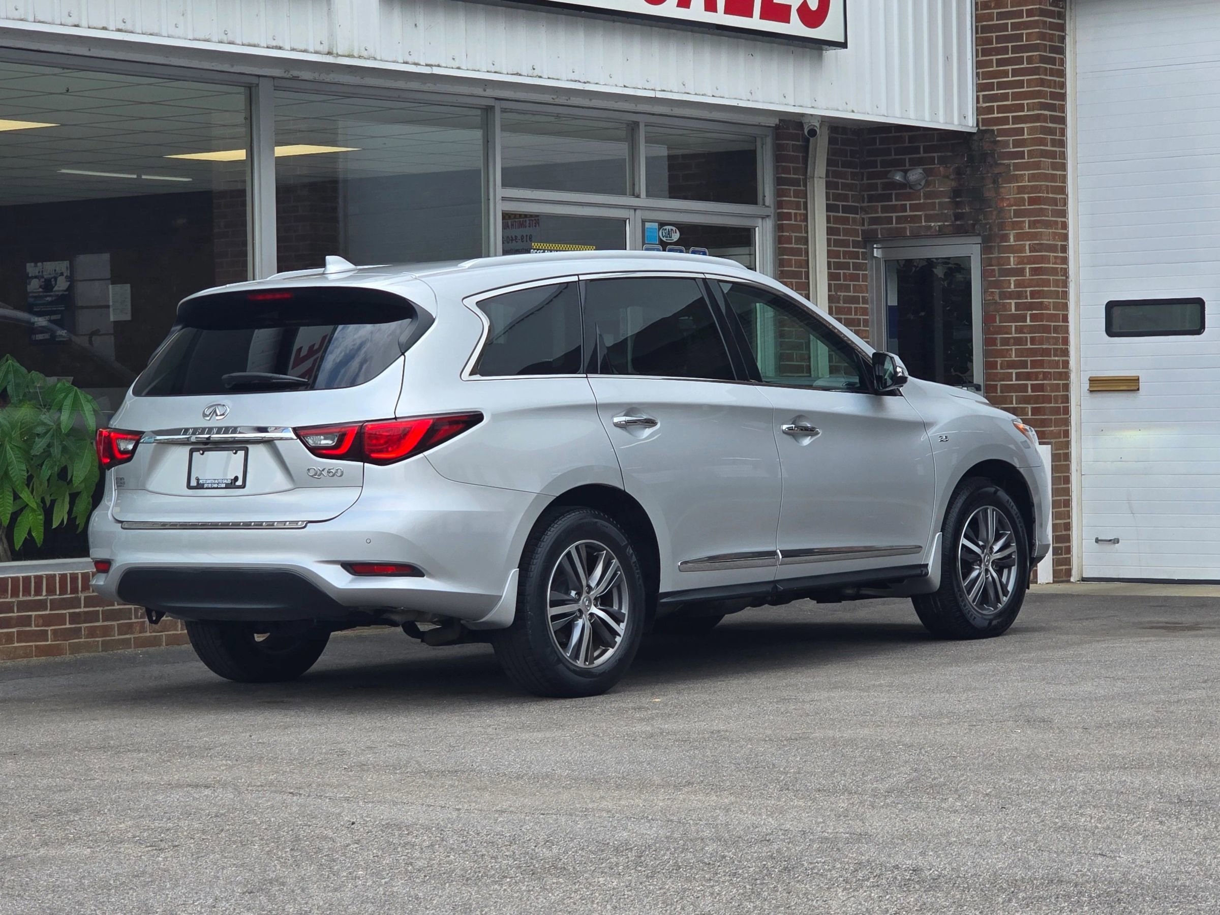 Used 2020 INFINITI QX60 Luxe w/ Essential Package image 8