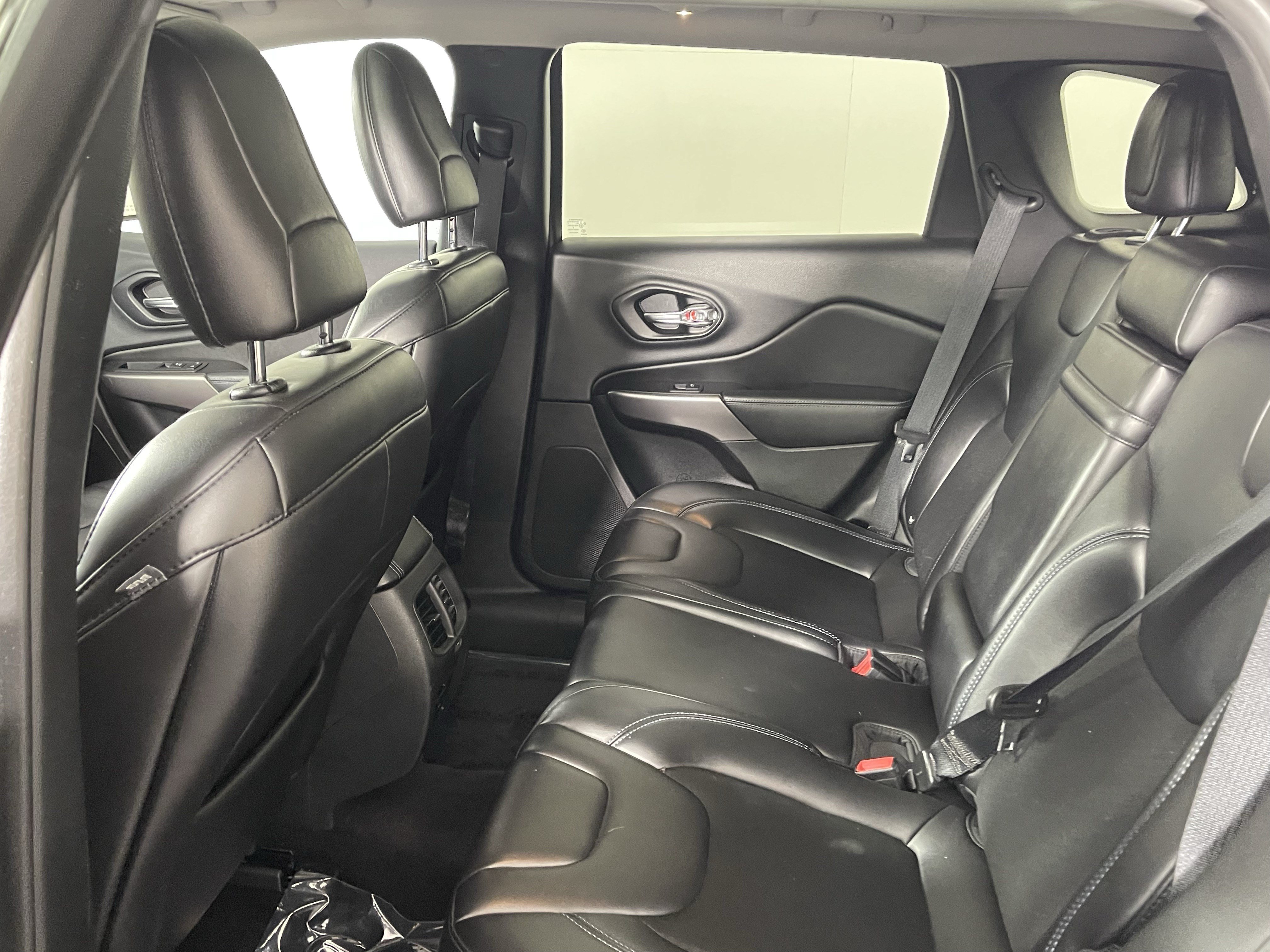 Used 2019 Jeep Cherokee Latitude Plus w/ Comfort/Convenience Group AWD/4WD image 13