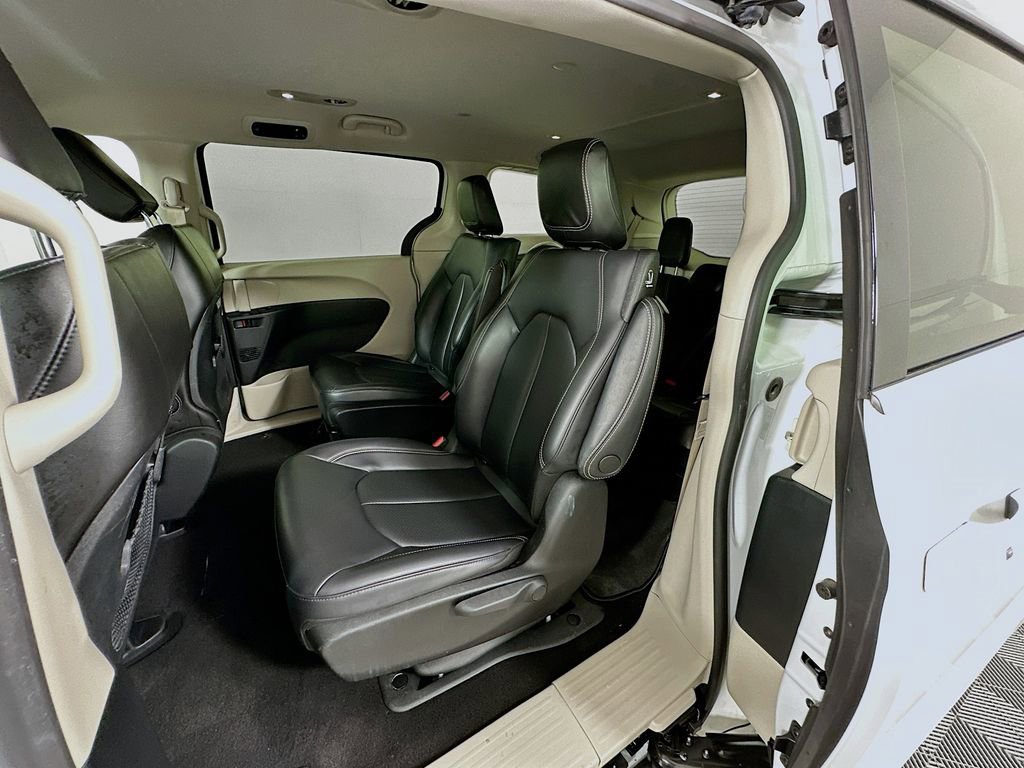 Used 2023 Chrysler Pacifica Touring-L image 23