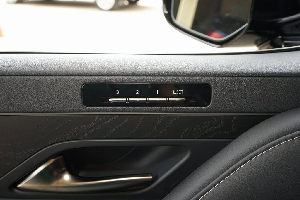 Used 2025 Lexus LX 600 4WD w/ Appearance Package image 32