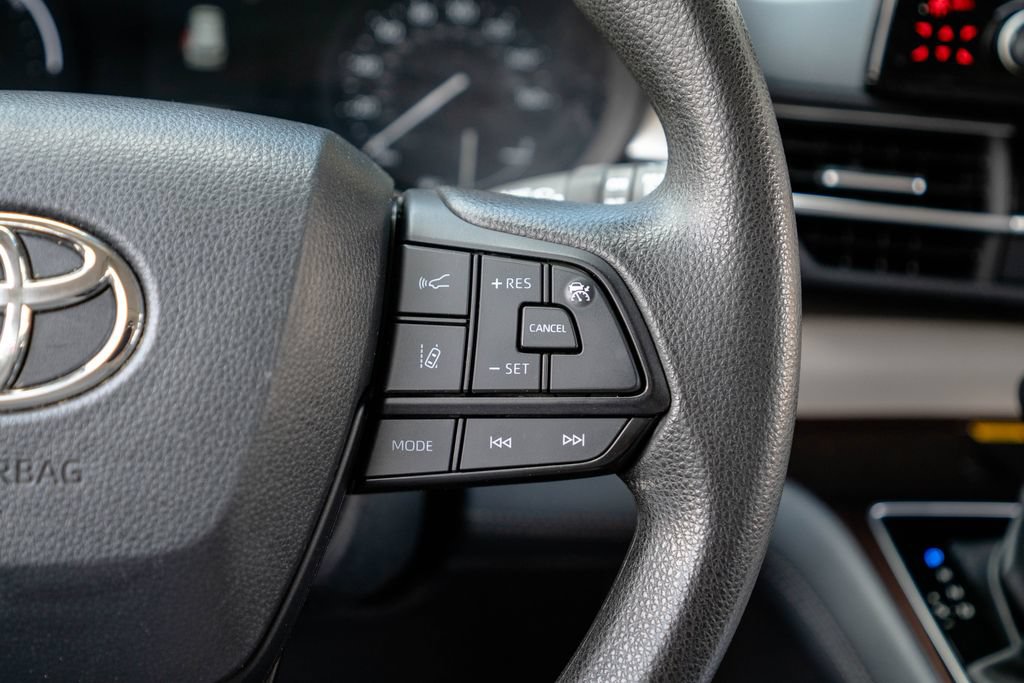 Used 2024 Toyota Sienna LE w/ LE Plus Package AWD/4WD image 18