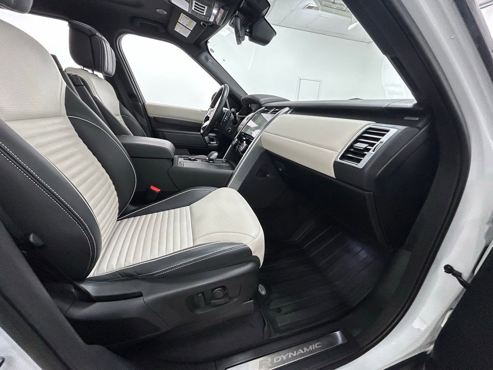 Used 2023 Land Rover Discovery HSE R-Dynamic image 43