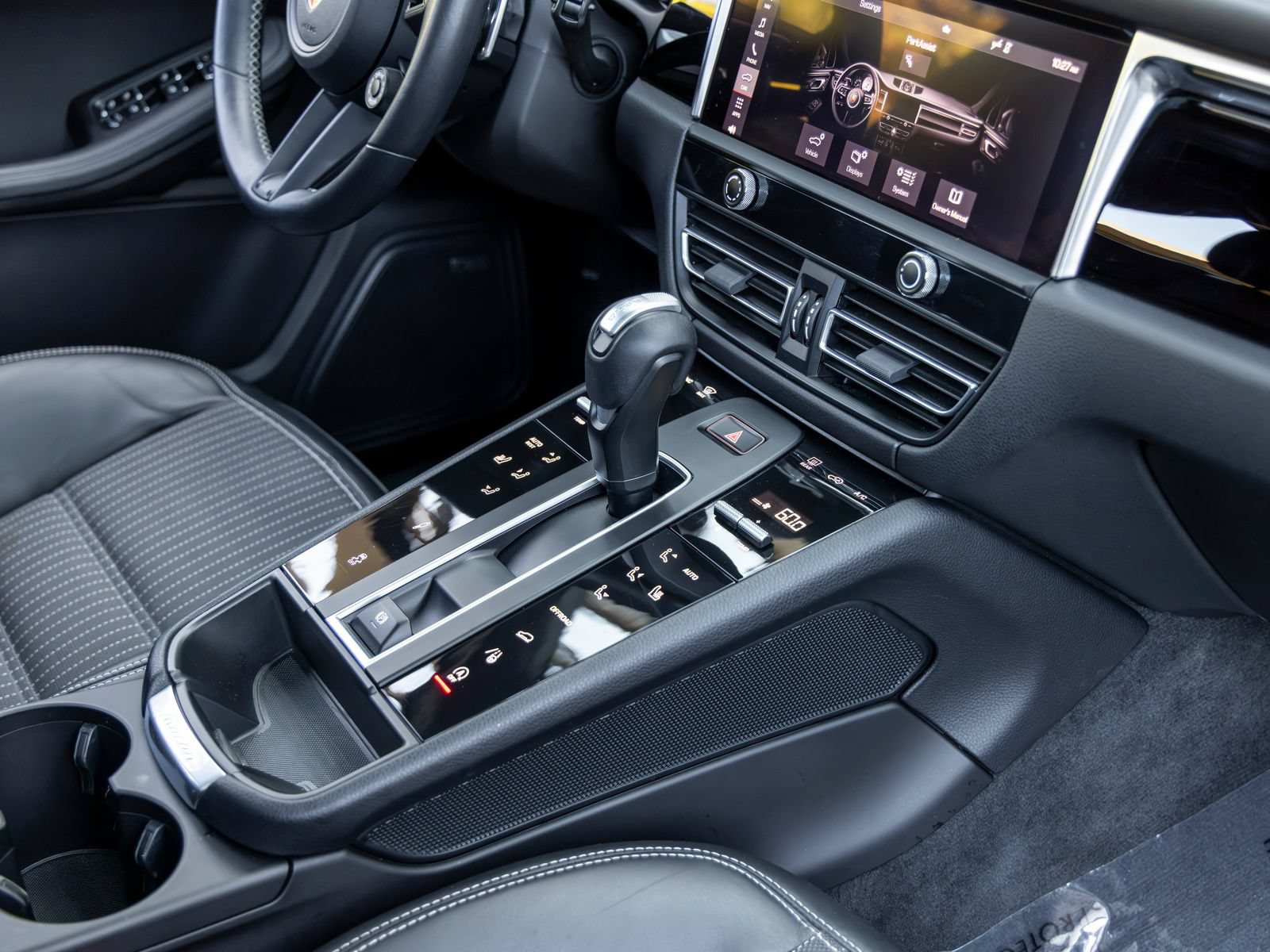 Certified 2023 Porsche Macan Turbo AWD/4WD image 63