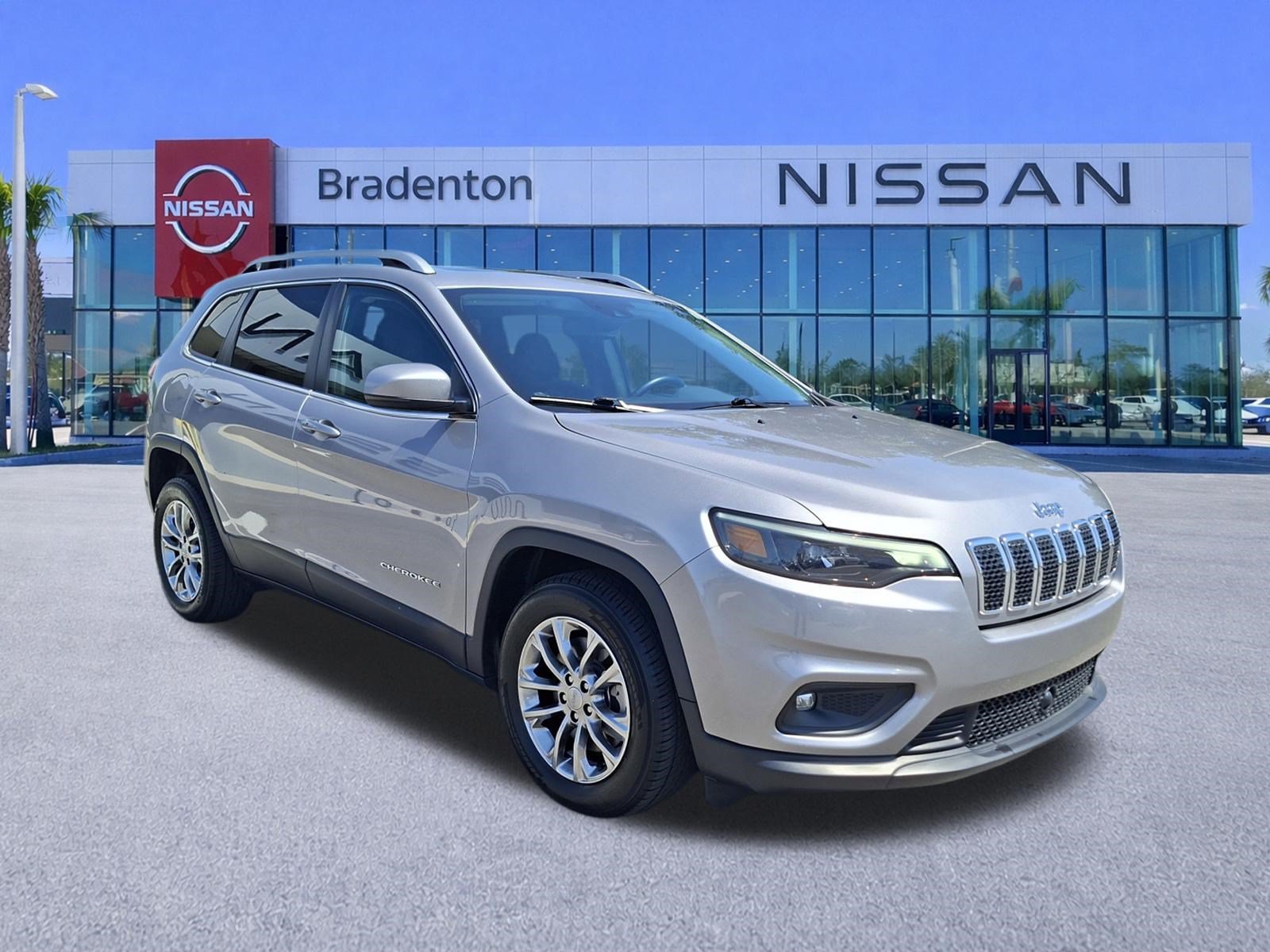 Used 2021 Jeep Cherokee Latitude Plus w/ Sun & Sound Group FWD image 3