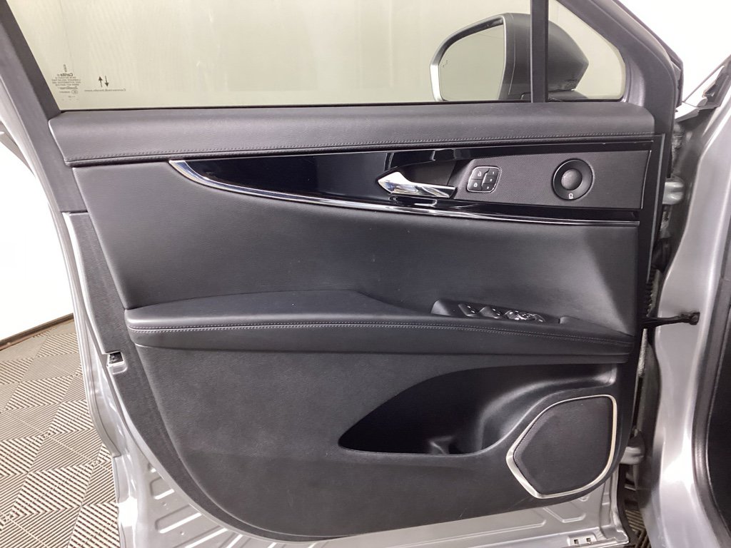 Used 2022 Lincoln Nautilus Reserve image 16