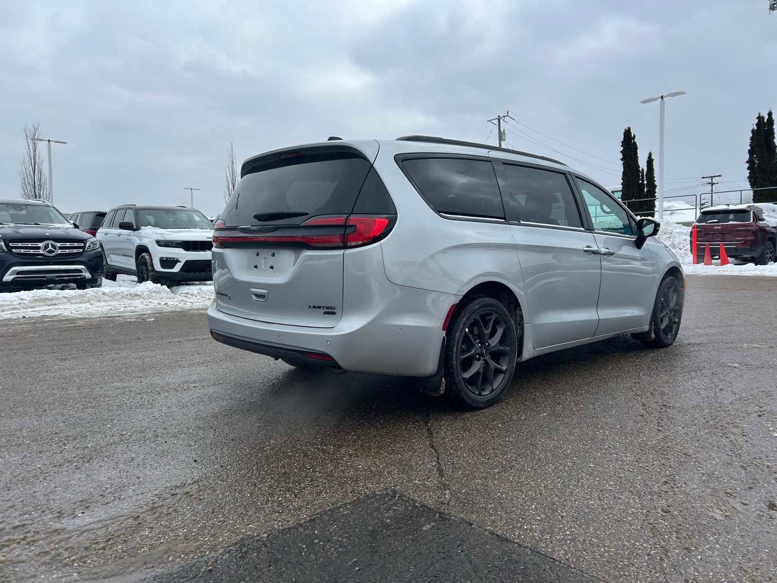 Used 2023 Chrysler Pacifica Limited w/ Uconnect Theater Family Group image 20