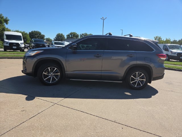 Used 2017 Toyota Highlander XLE AWD/4WD image 2