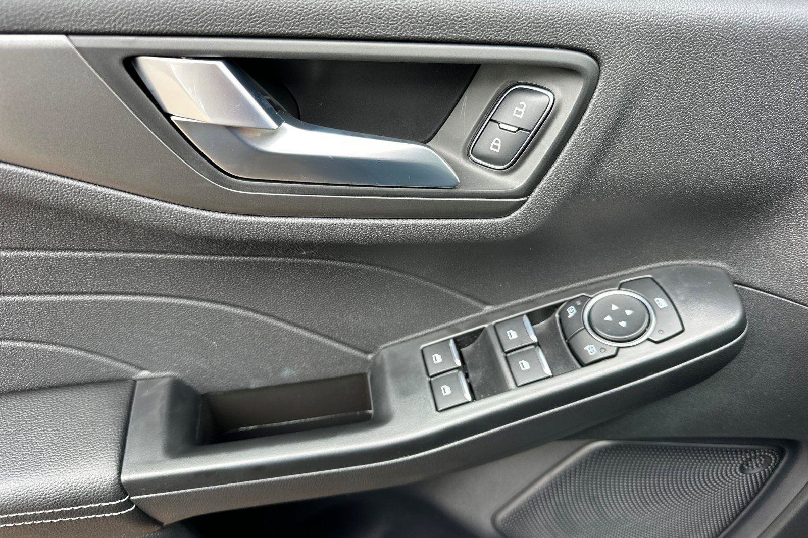 New 2025 Ford Escape SE image 8