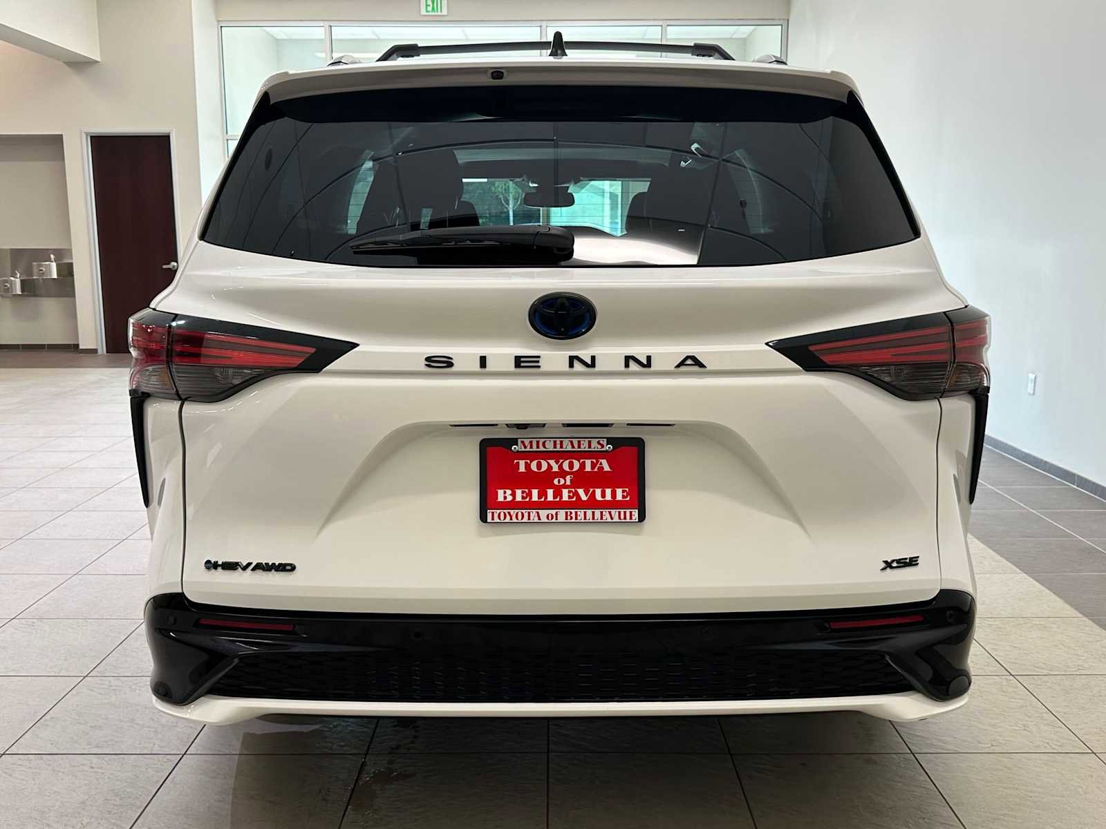 Used 2025 Toyota Sienna XSE w/ XSE Premium Package AWD/4WD image 5