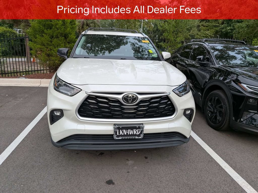 Used 2021 Toyota Highlander XLE AWD/4WD image 2