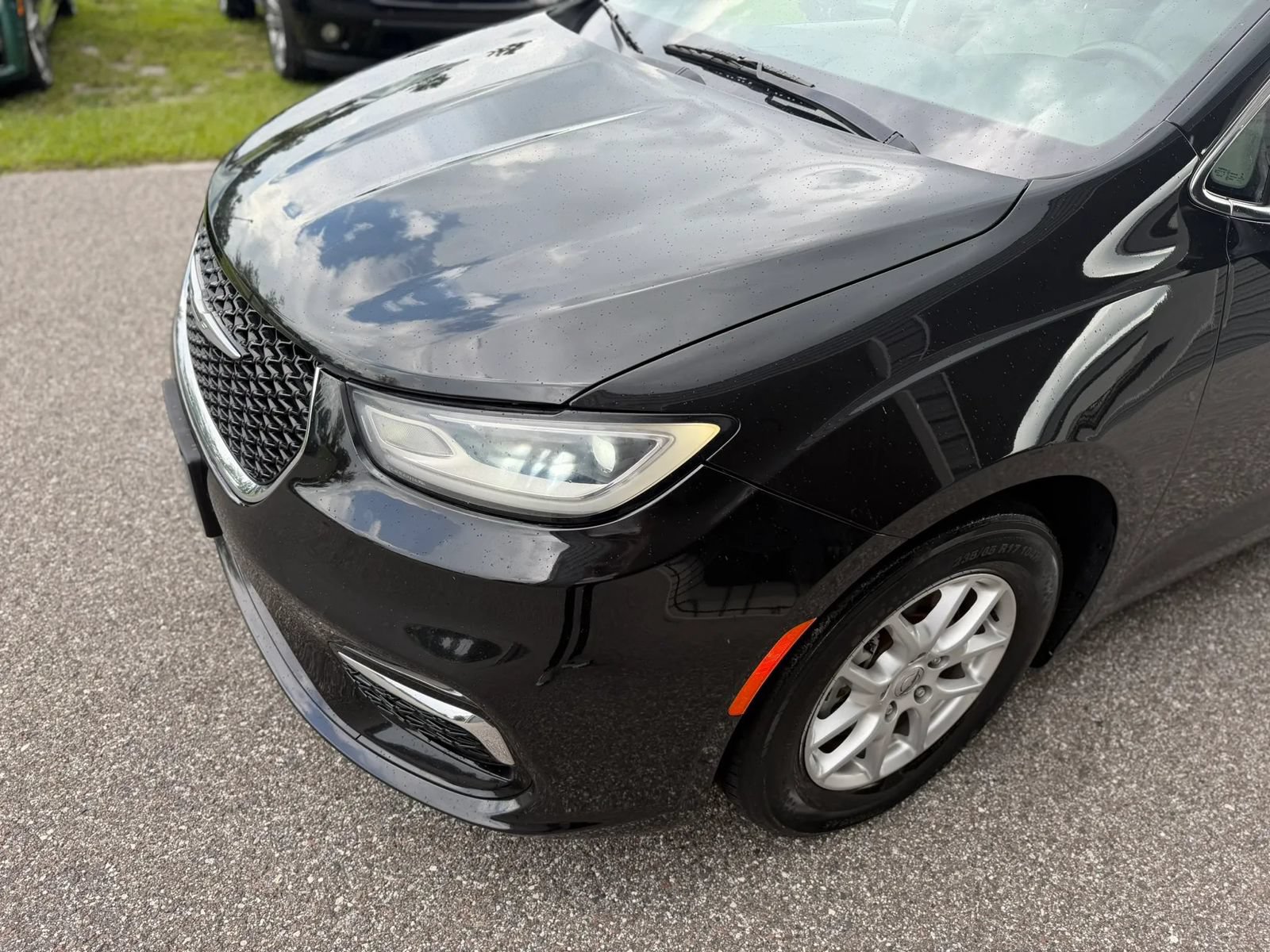 Used 2021 Chrysler Pacifica Touring-L FWD image 4