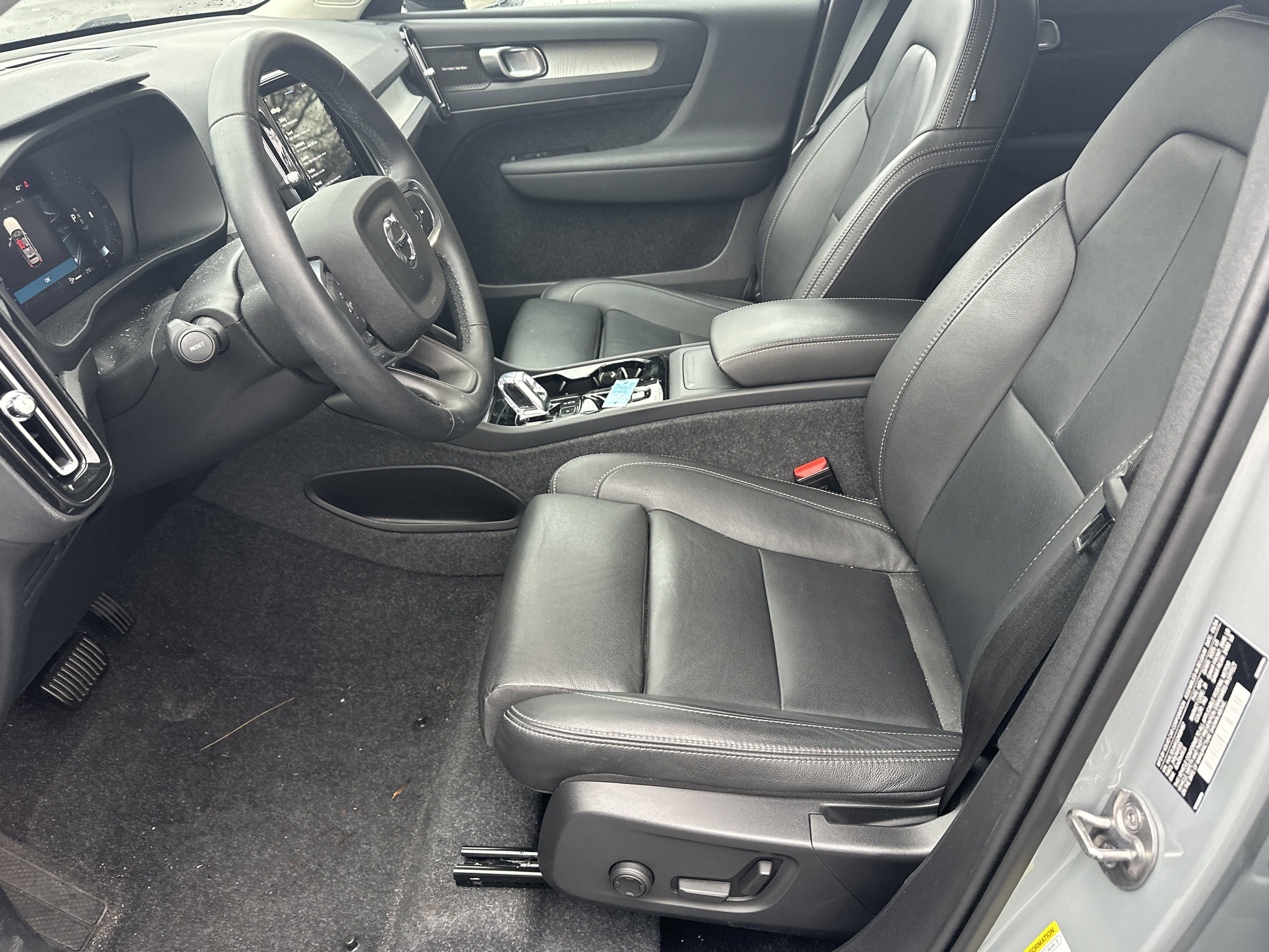 Used 2025 Volvo XC40 B5 Ultra image 9