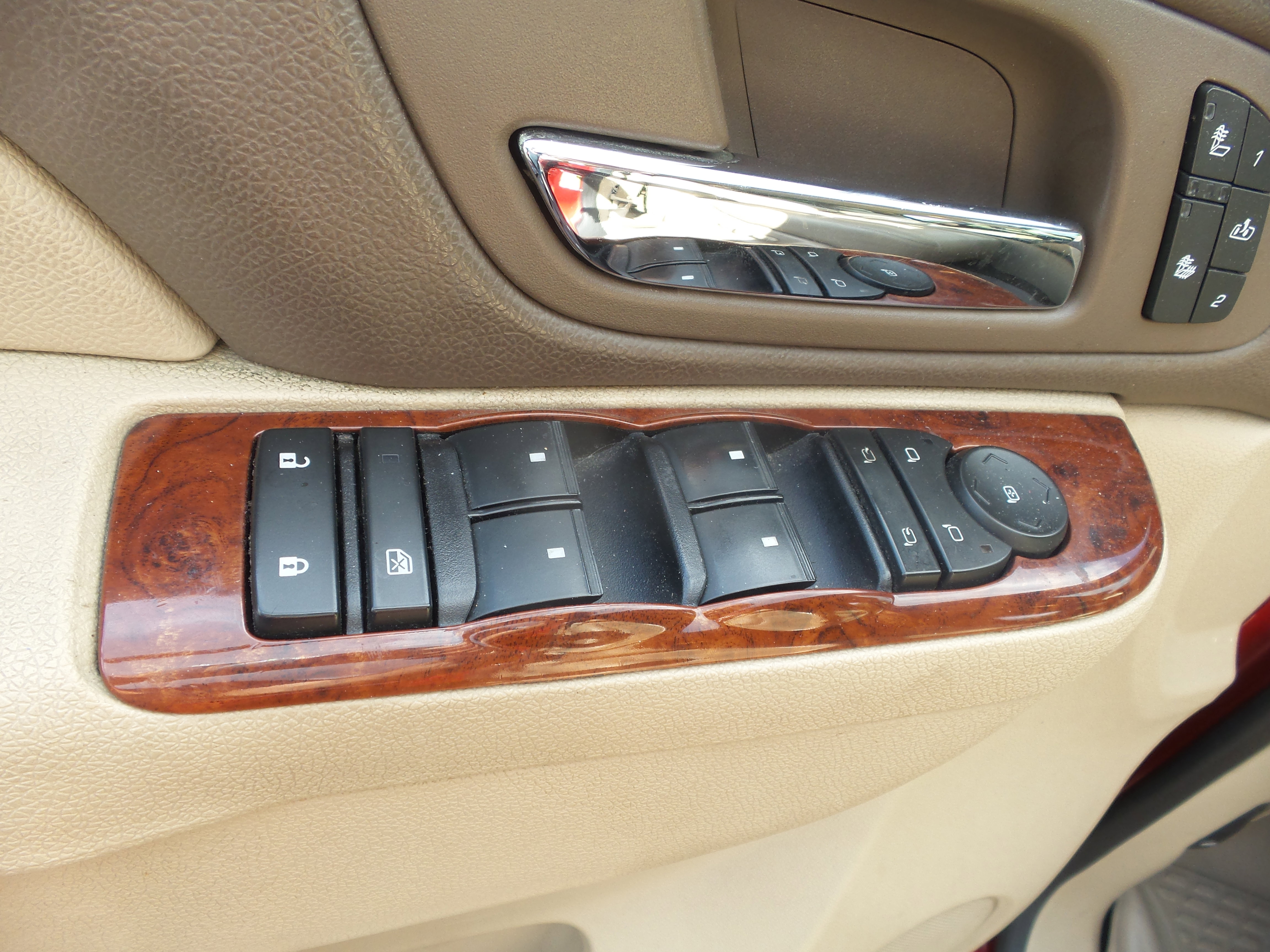 Used 2013 GMC Yukon SLT w/ SLT Chrome Package image 28