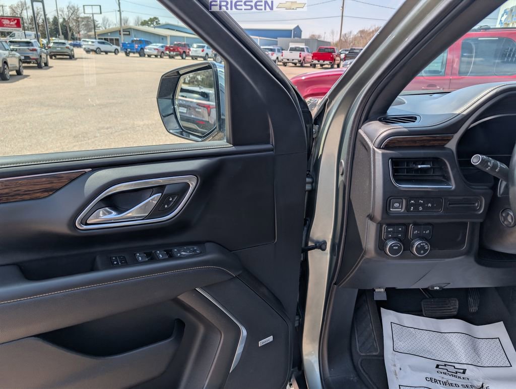 Used 2023 Chevrolet Suburban Premier image 10