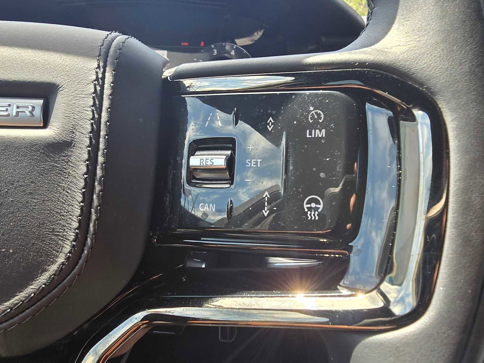 Certified 2025 Land Rover Range Rover Velar Dynamic SE image 32