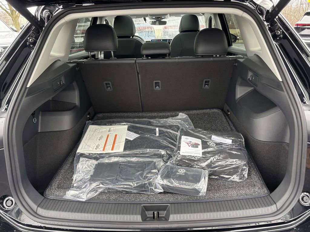 New 2026 Volkswagen Tiguan SE image 9