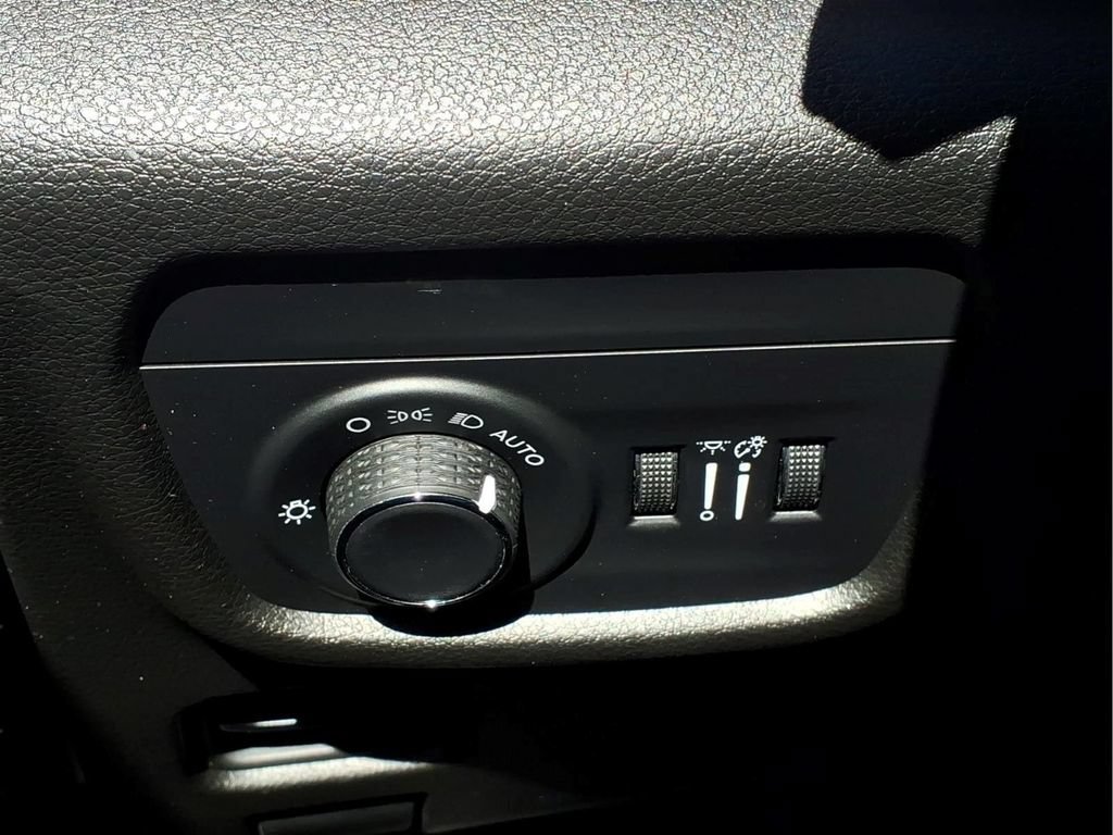Used 2023 Jeep Grand Cherokee L Laredo AWD/4WD image 19