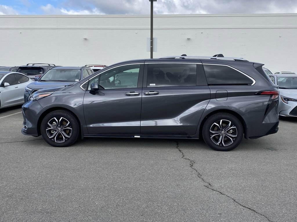 Used 2025 Toyota Sienna Platinum AWD/4WD image 2