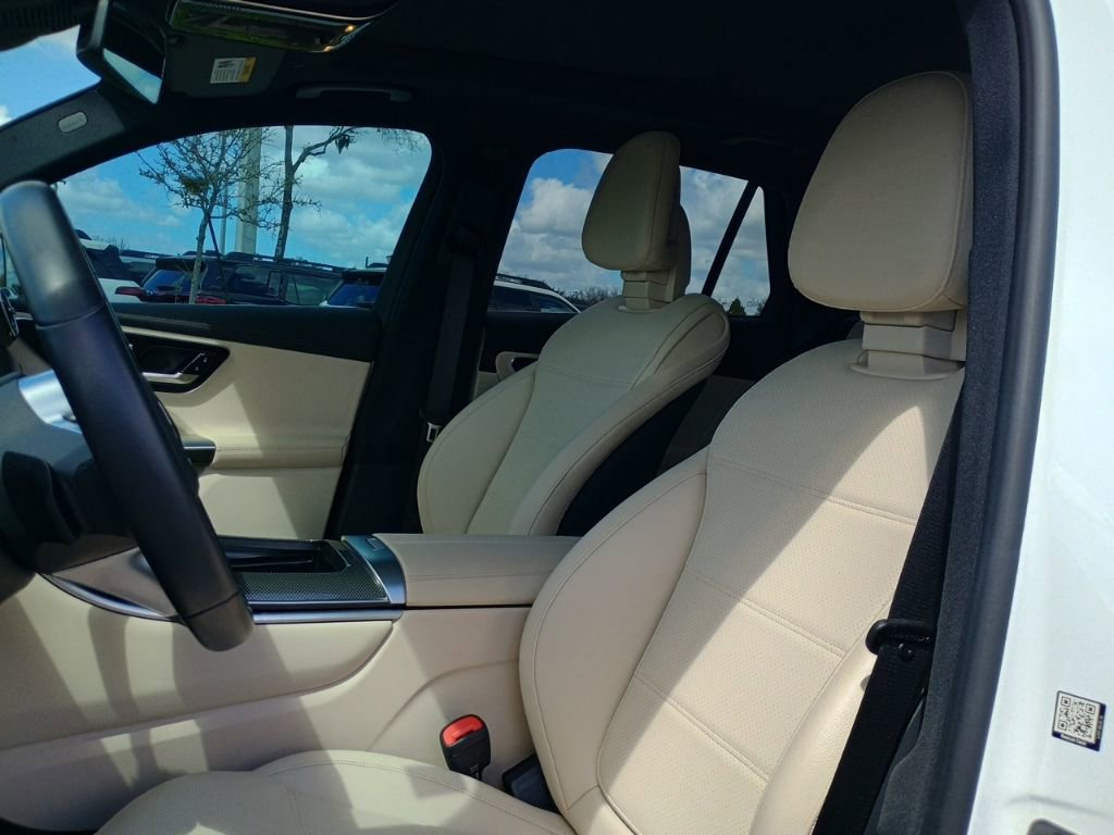 Used 2025 Mercedes-Benz GLC 300 image 14