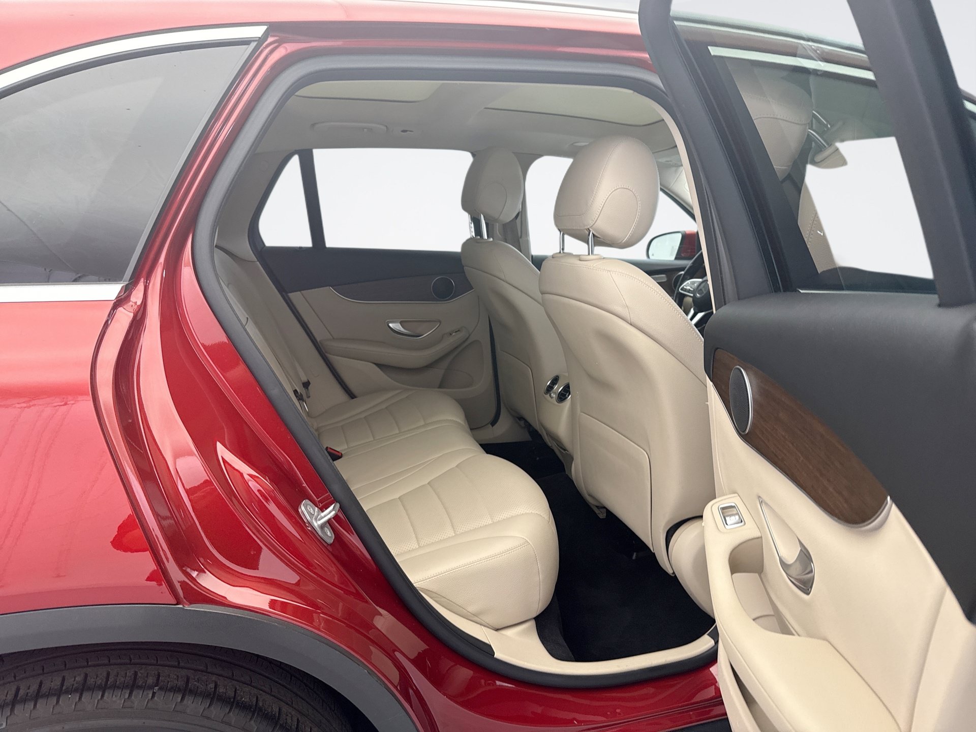 Used 2021 Mercedes-Benz GLC 300 4MATIC w/ Premium Package image 18