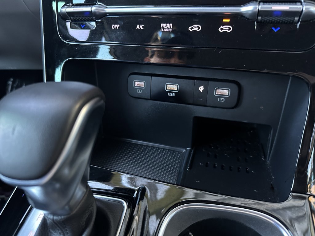 Used 2024 Kia Carnival EX image 27