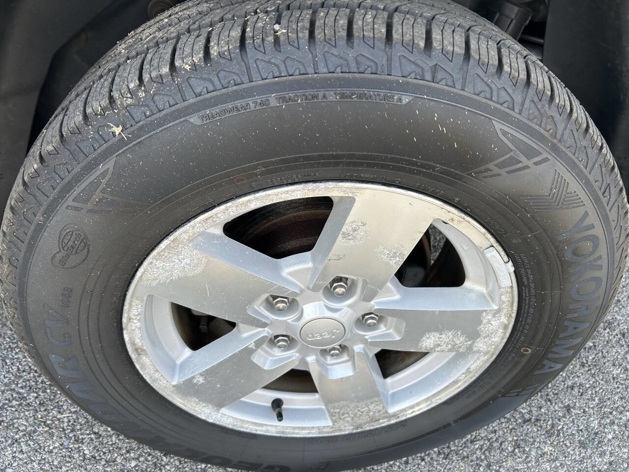 Used 2008 Jeep Commander Sport image 4