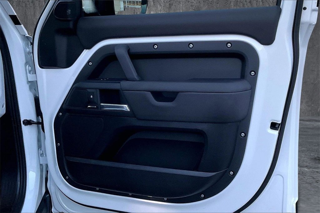 Used 2025 Land Rover Defender 110 S image 27