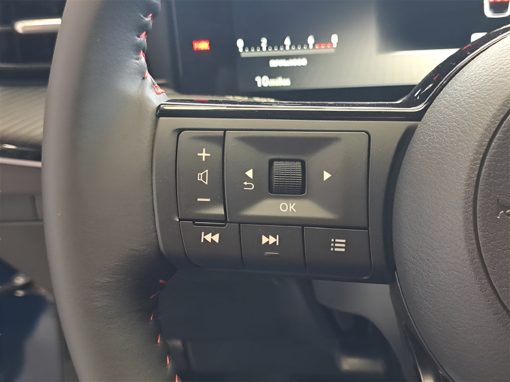 Certified 2025 Nissan Kicks SR FWD image 30