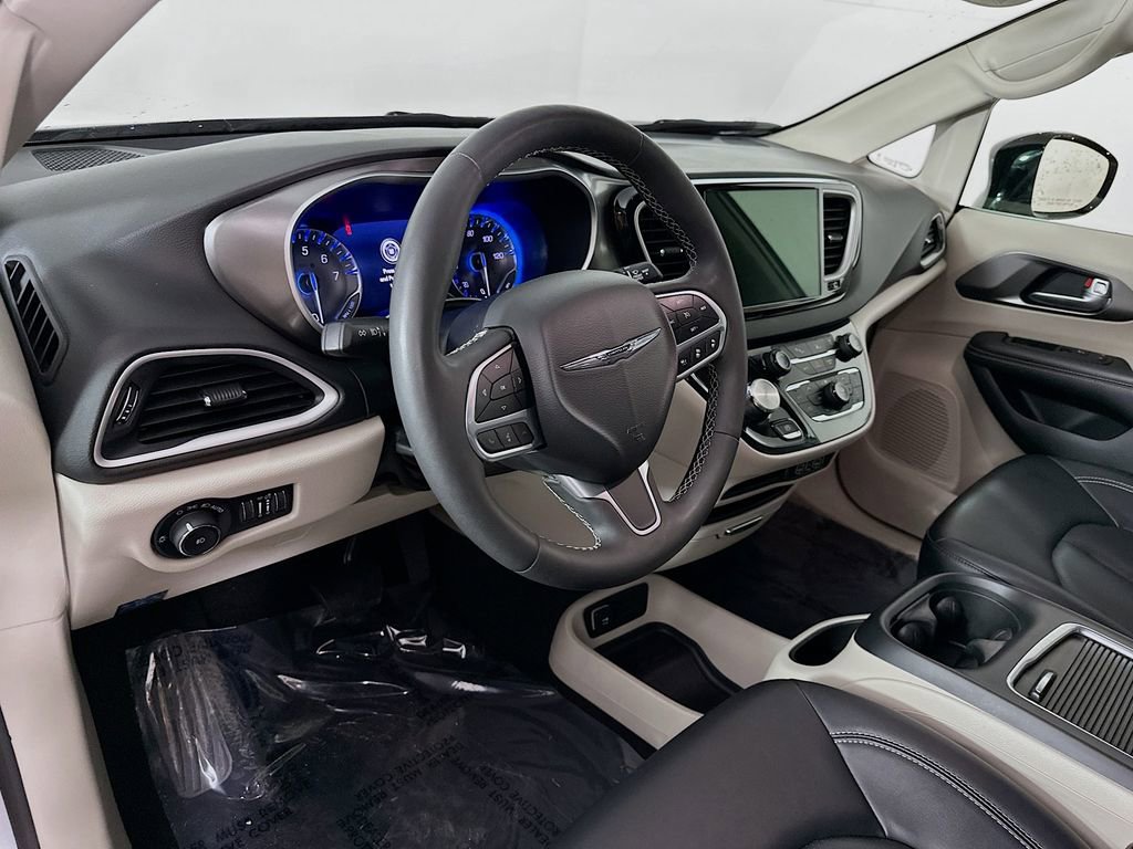 Certified 2024 Chrysler Pacifica Touring-L image 16