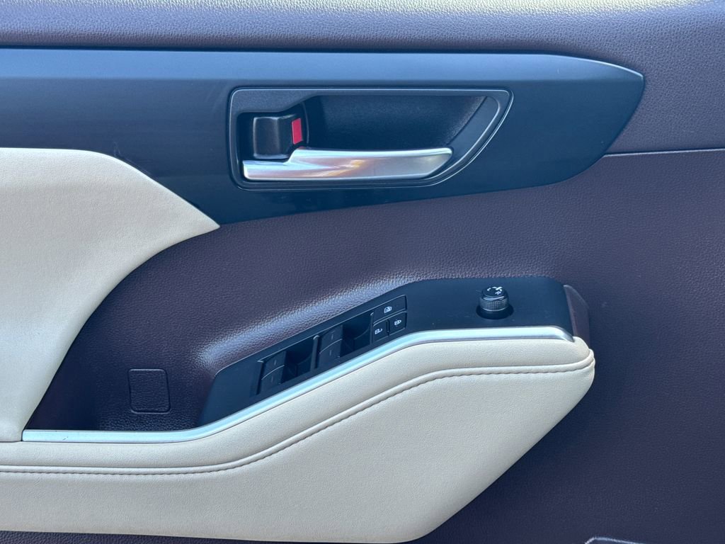 Used 2022 Toyota Highlander XLE AWD/4WD image 38