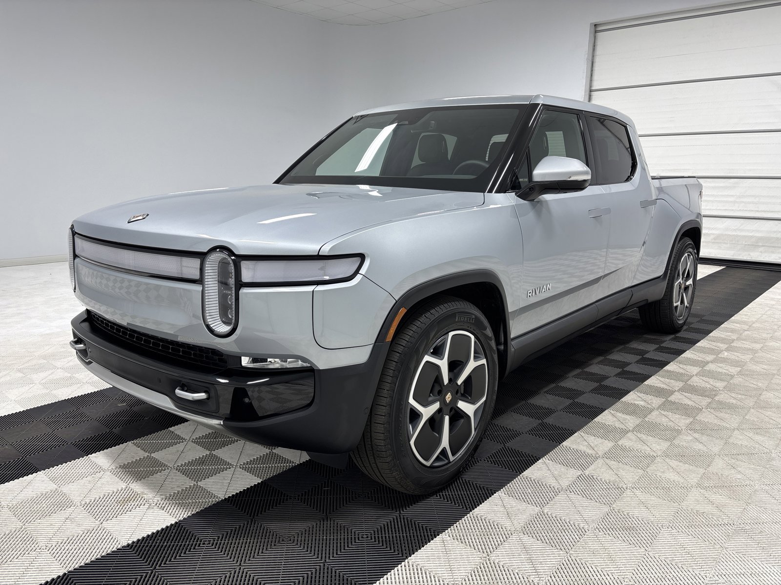 Used 2024 Rivian R1T Adventure AWD/4WD image 1