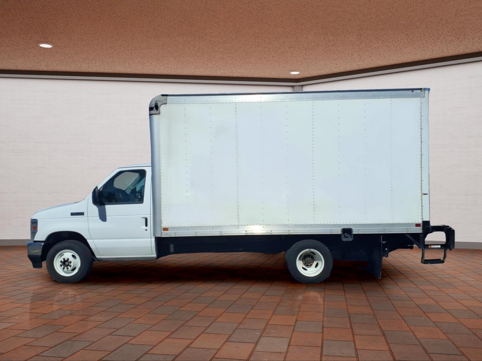 Used 2022 Ford E-350 and Econoline 350 Super Duty w/ Power Windows & Locks Group RWD image 5