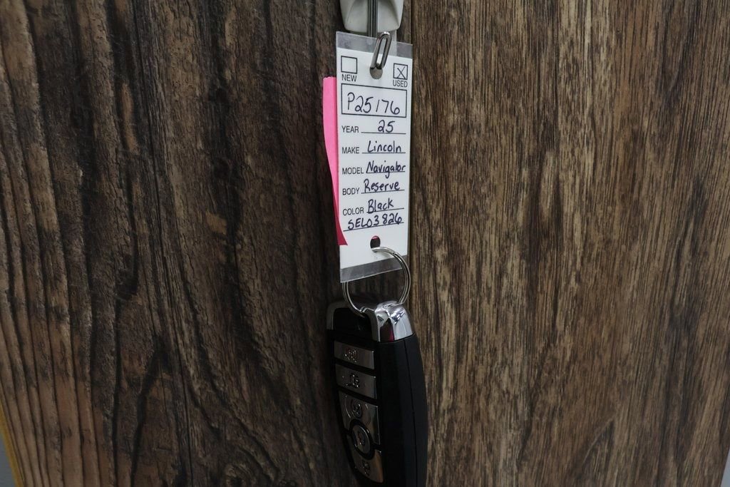 Used 2025 Lincoln Navigator Reserve image 39