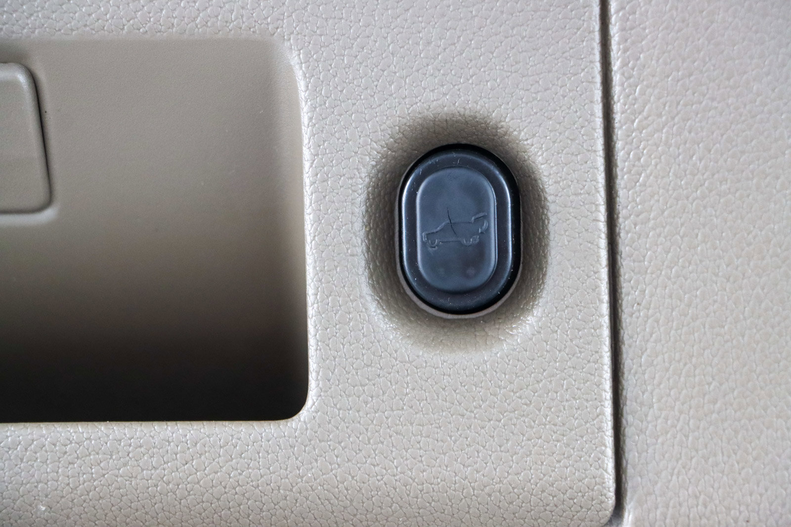 Used 2018 Chevrolet Suburban LT image 35