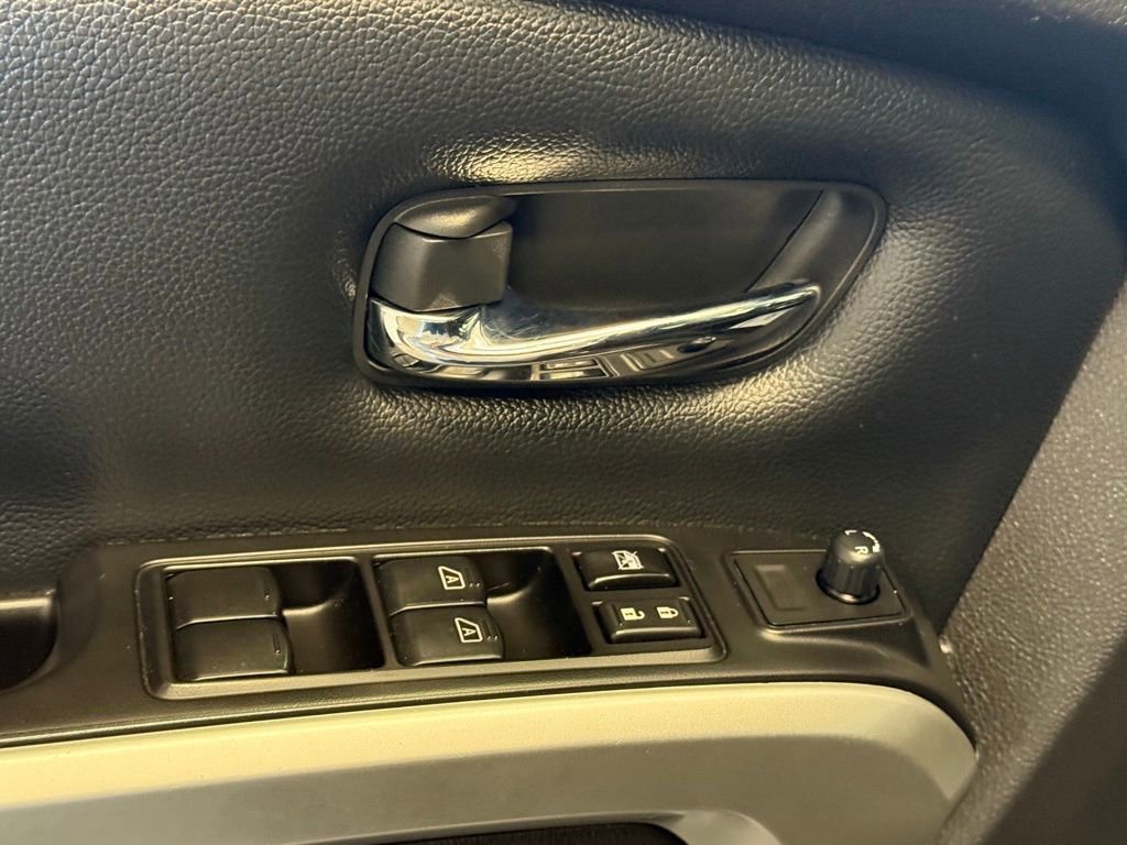 Used 2018 Nissan Titan SV AWD/4WD image 18