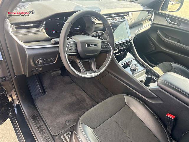 Used 2025 Jeep Grand Cherokee Altitude AWD/4WD image 17