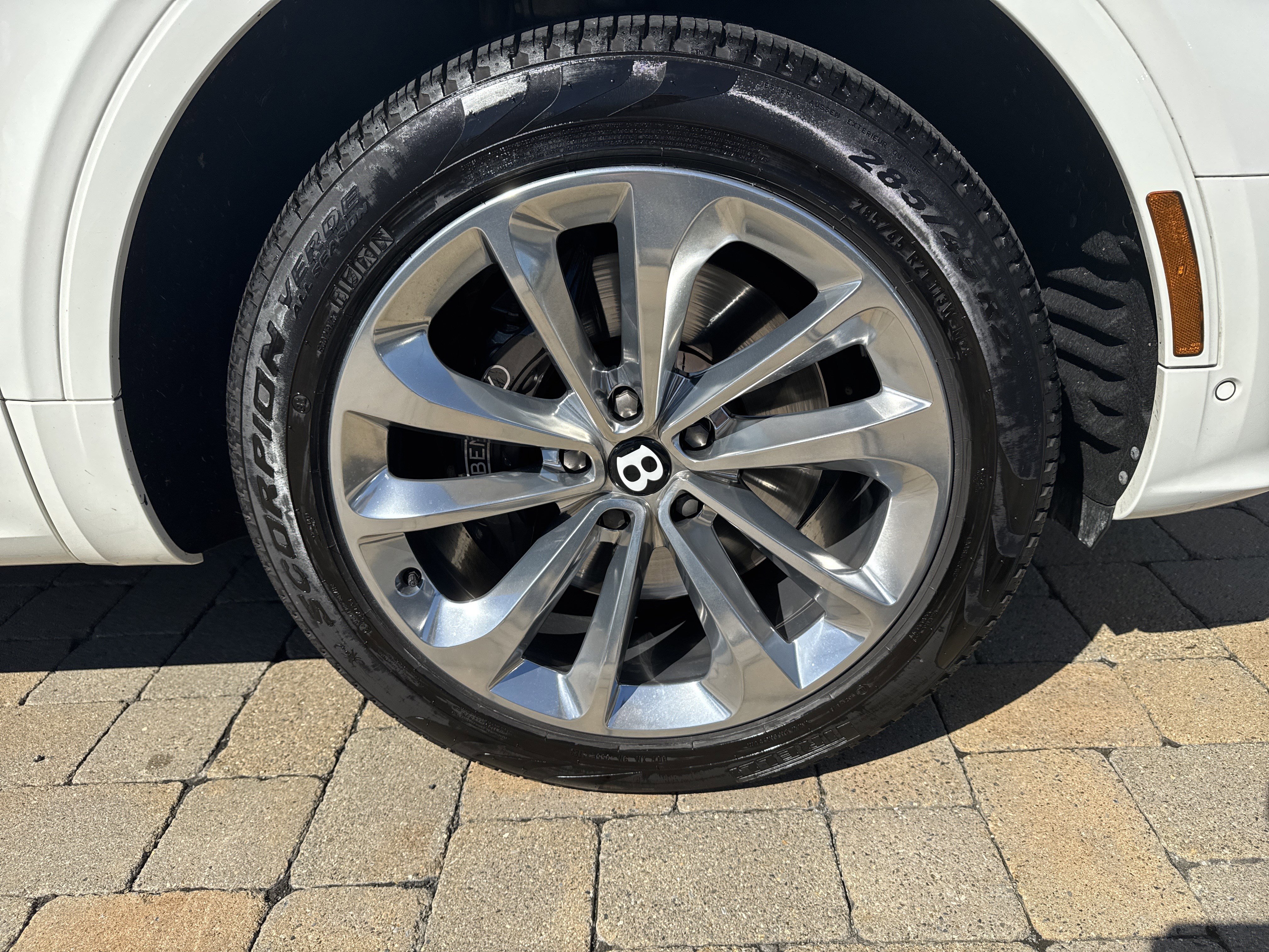 Used 2022 Bentley Bentayga image 32