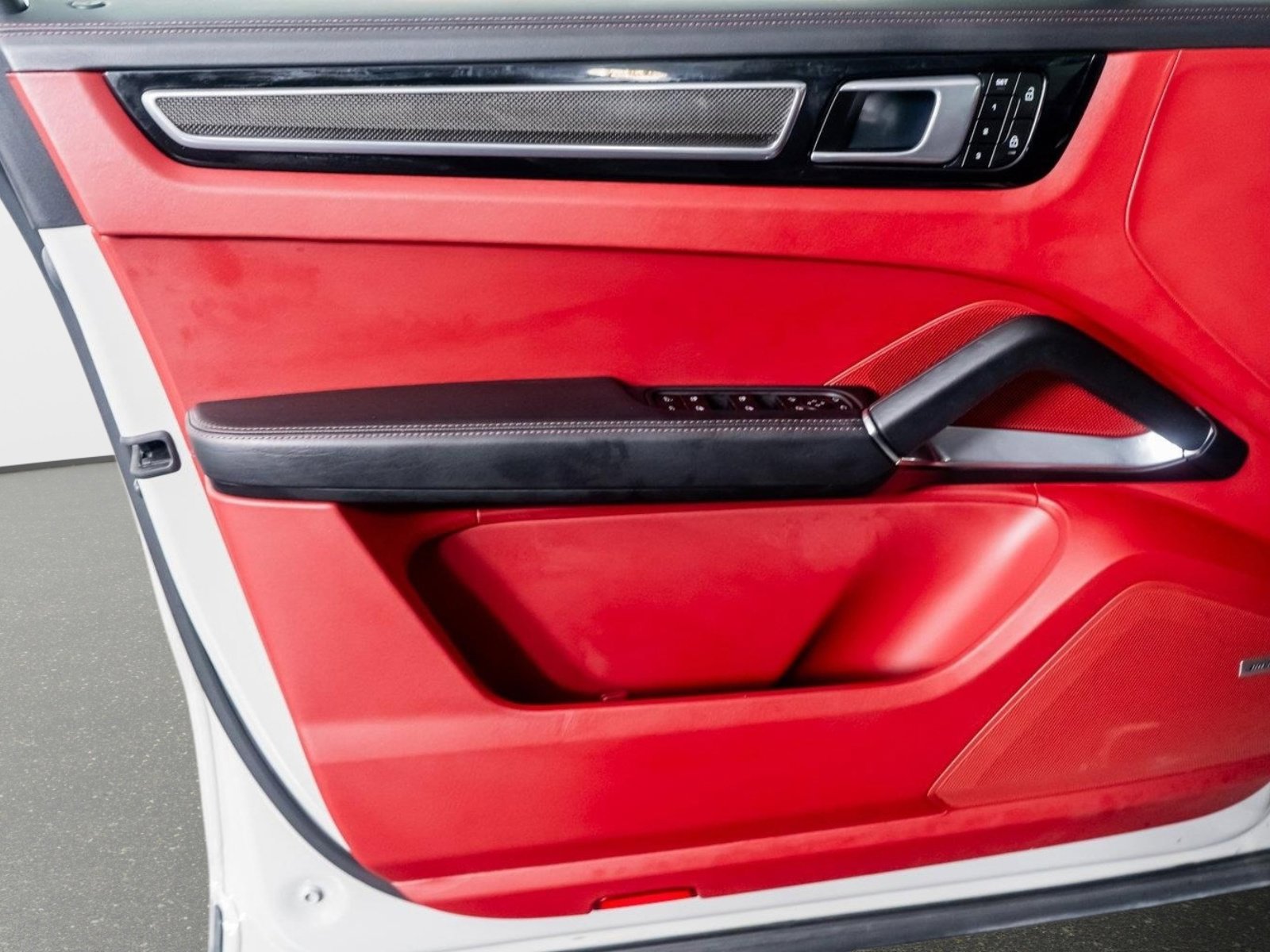 Used 2022 Porsche Cayenne Turbo image 38