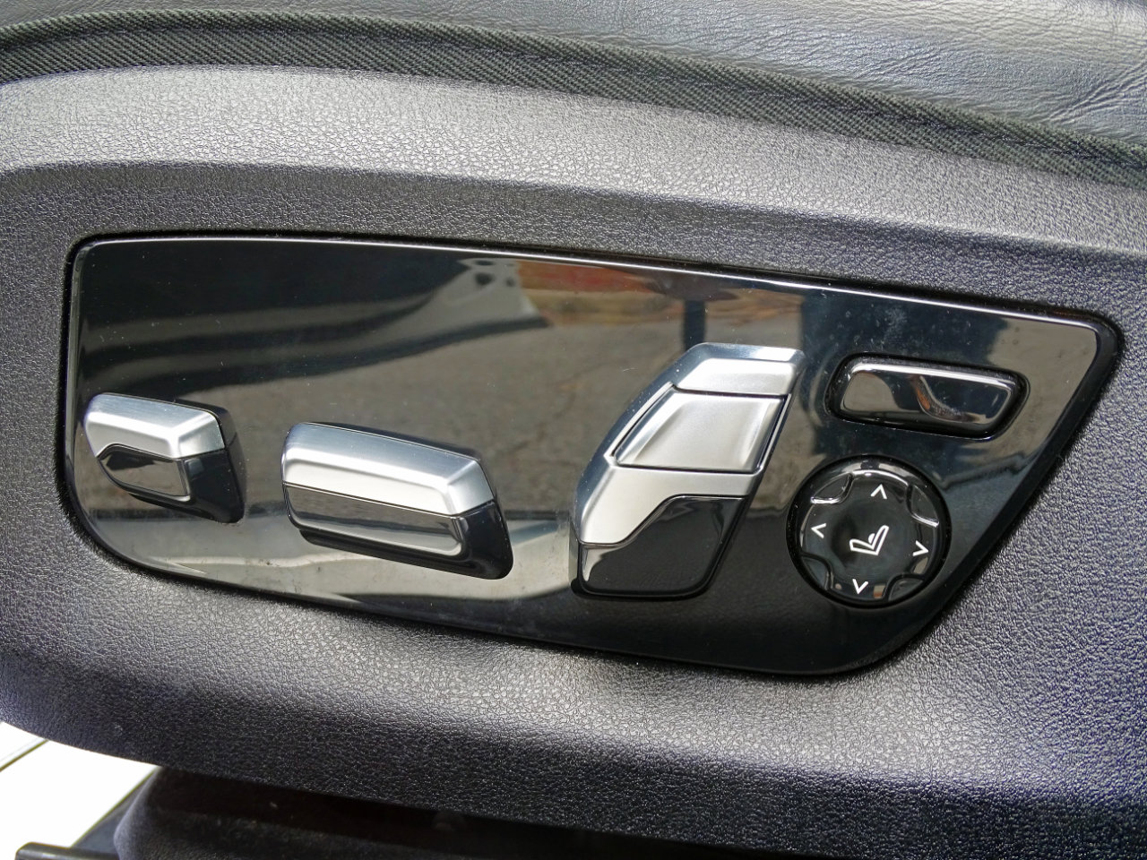 Used 2018 BMW 750i image 21