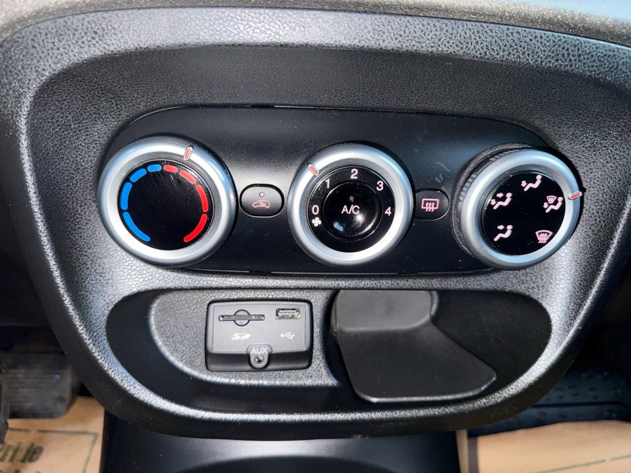 Used 2014 FIAT 500L Trekking FWD image 32