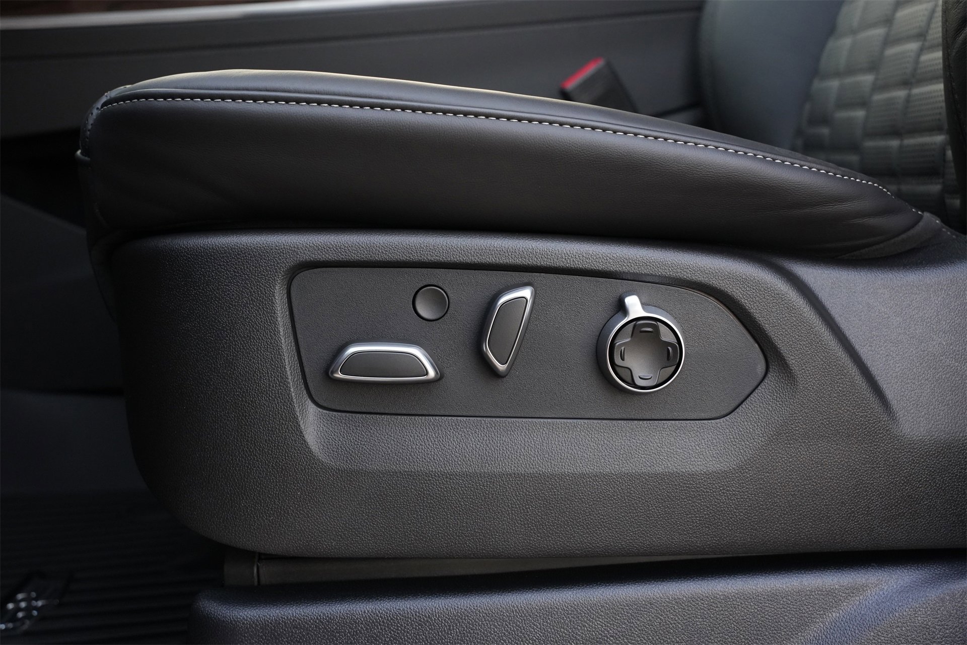 New 2025 Cadillac Escalade Sport Platinum w/ LPO, ONYX Package image 19