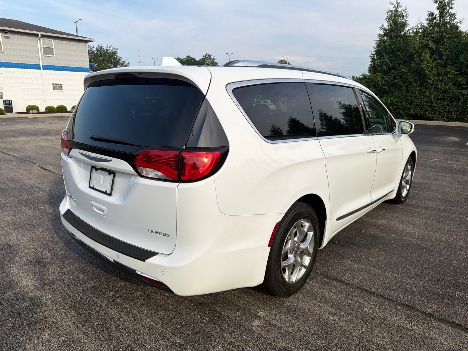 Used 2018 Chrysler Pacifica Limited FWD image 5