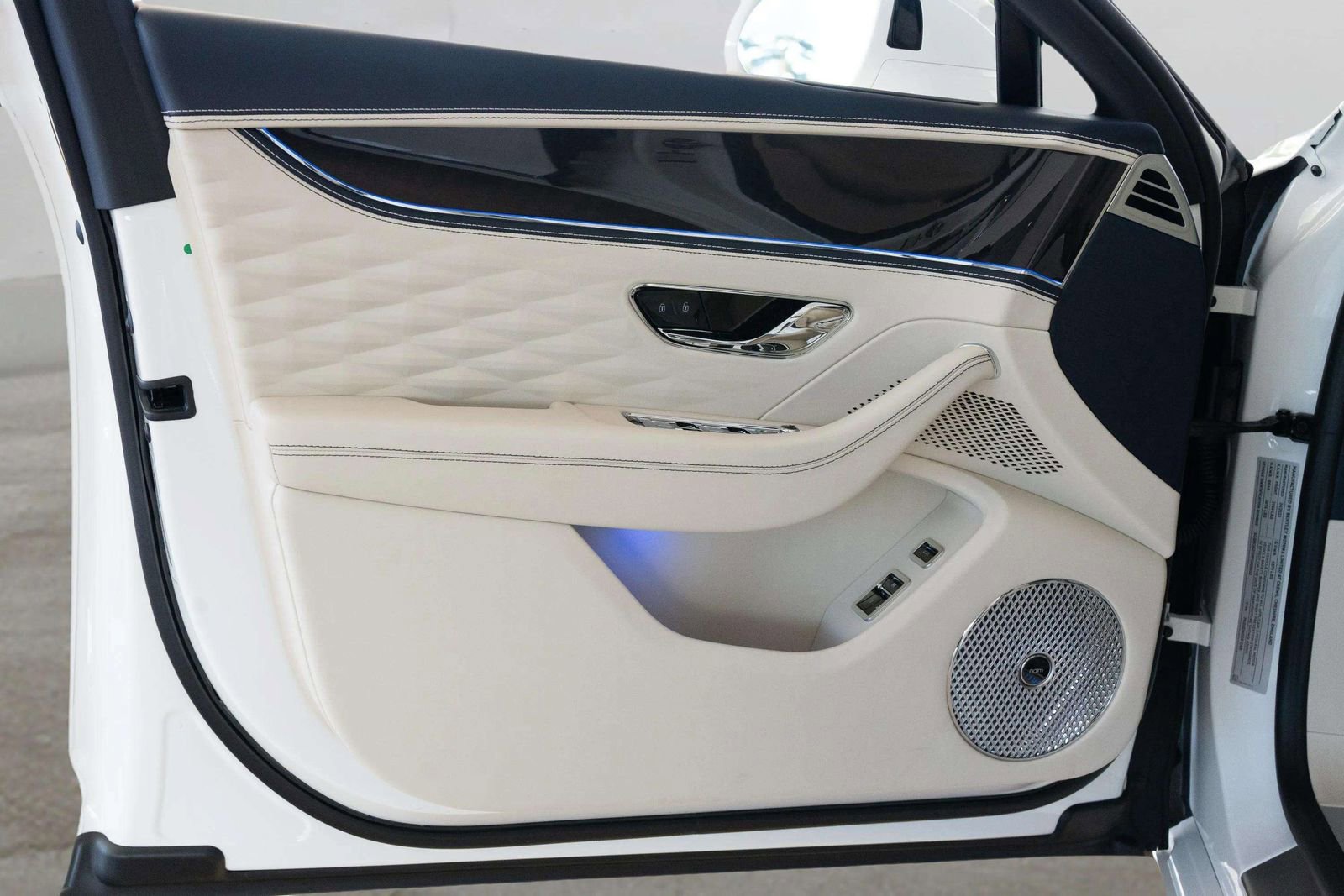 Used 2023 Bentley Flying Spur Azure AWD/4WD image 23