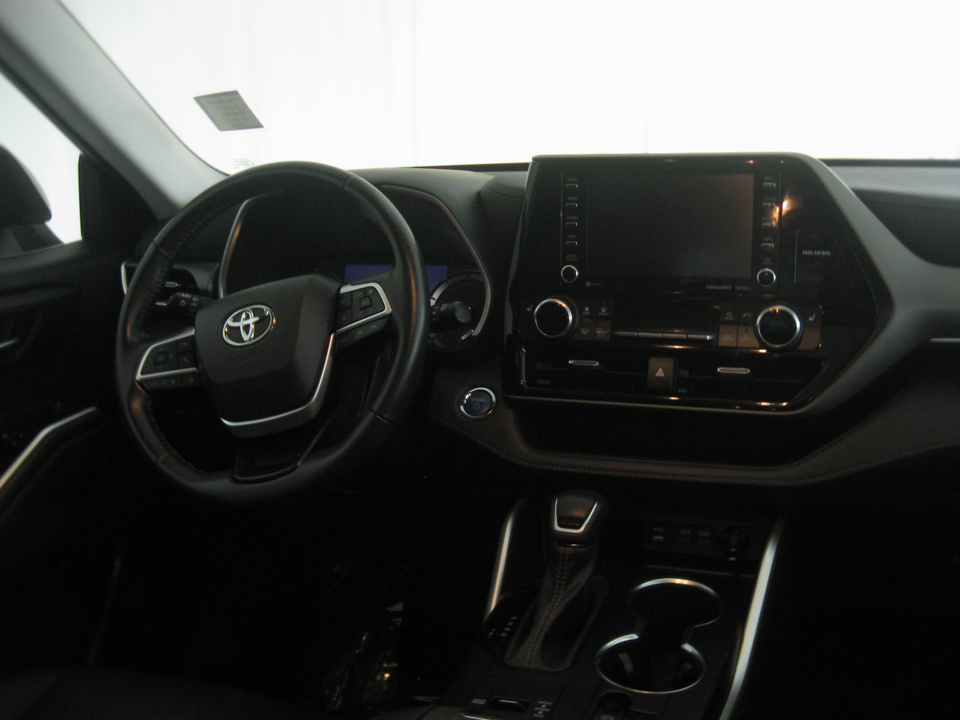 Used 2022 Toyota Highlander XLE image 2