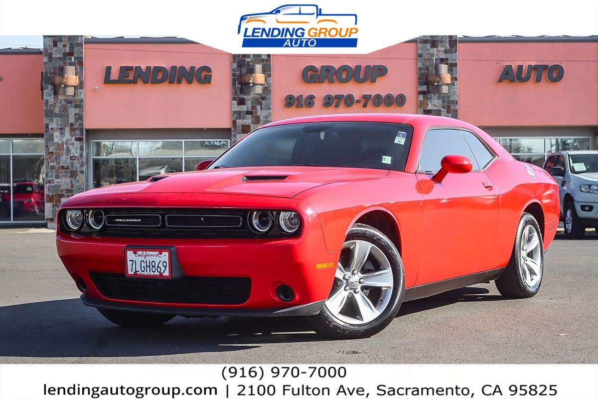Used 2015 Dodge Challenger SXT image 1