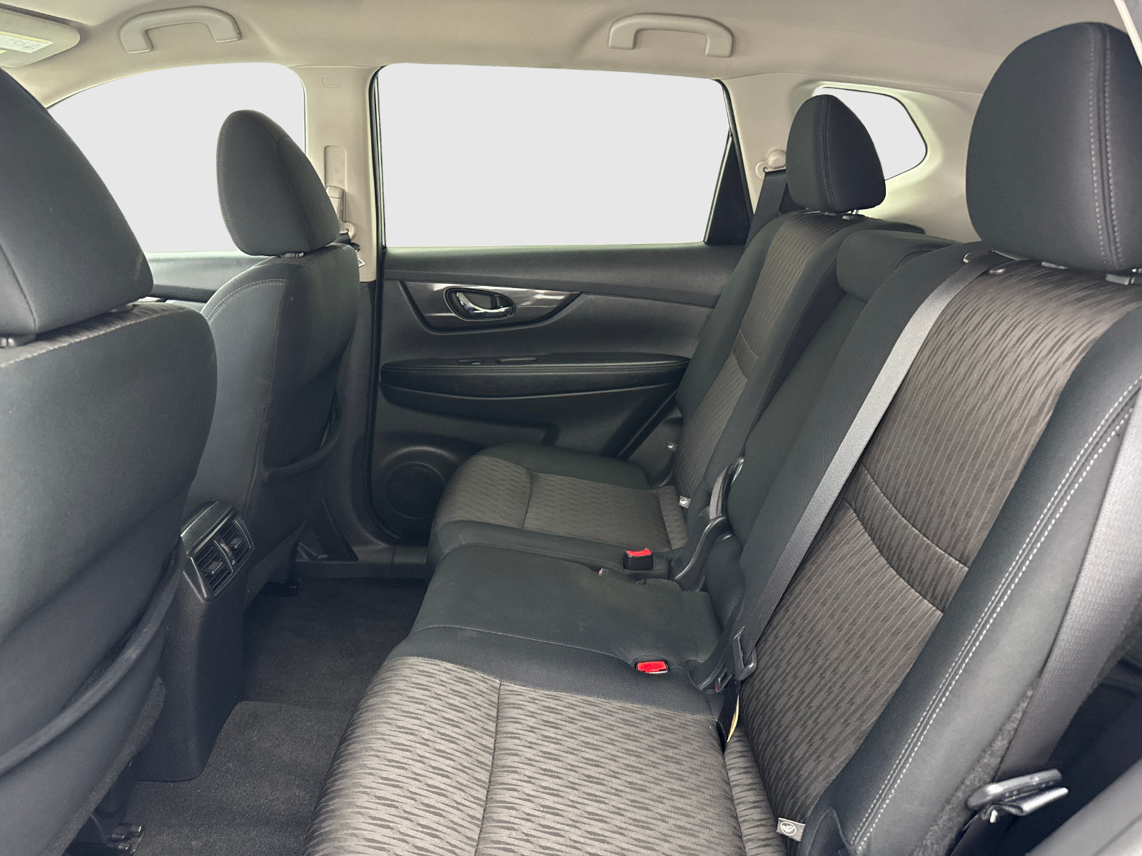 Used 2018 Nissan Rogue SV AWD/4WD image 34